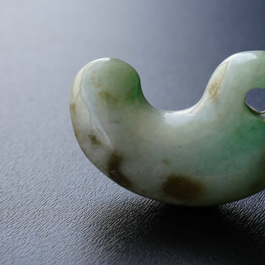 翡翠 勾玉2 （ミャンマー産） | まがたまWORLD通販部｜独自の診断技術