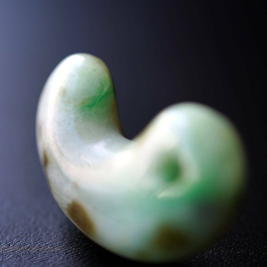 翡翠 勾玉2 （ミャンマー産） | まがたまWORLD通販部｜独自の診断技術
