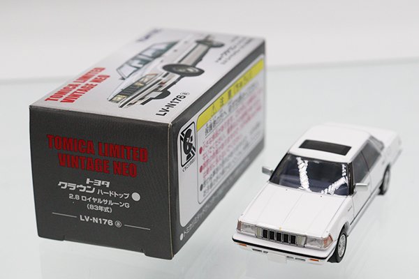 トミカ クラウン ハードトップ 1/64ロイヤルサルーンG、83年式2色