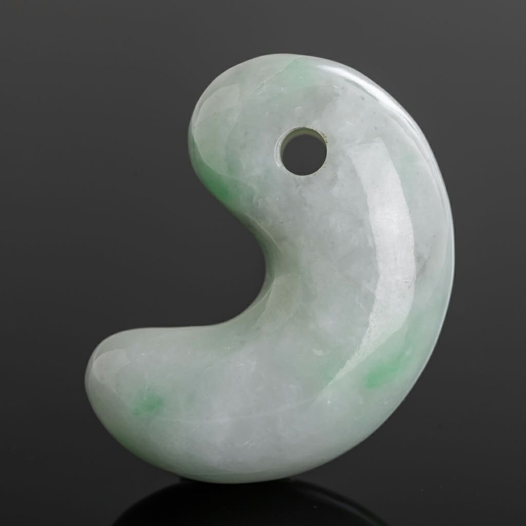 プレミアム・透明感良し・艶美麗】（プレミアム淡緑色ヒスイ）糸魚川