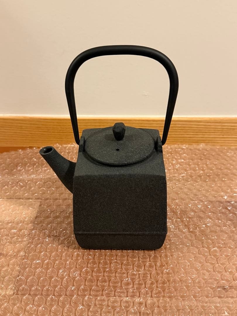 鉄瓶（鉄鋳物）　増田尚紀デザイン　鋳心ノ工房製　茶こし・ウォーマー付き 鉄瓶（鉄鋳物） 増田尚紀デザイン 鋳心ノ工房製 茶こし・ウォーマー付き